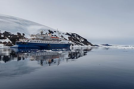 Ocean Adventurer Kreuzfahrtschiff unterwegs im Eis