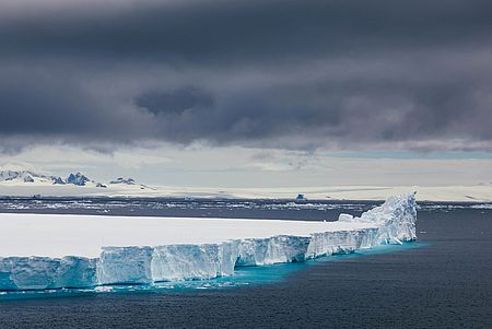 Eisberge im arktischen Meer