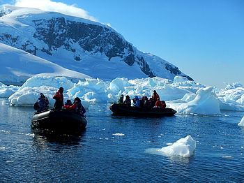 Zodiacausflug zwischen Eisschollen in der Antarktis